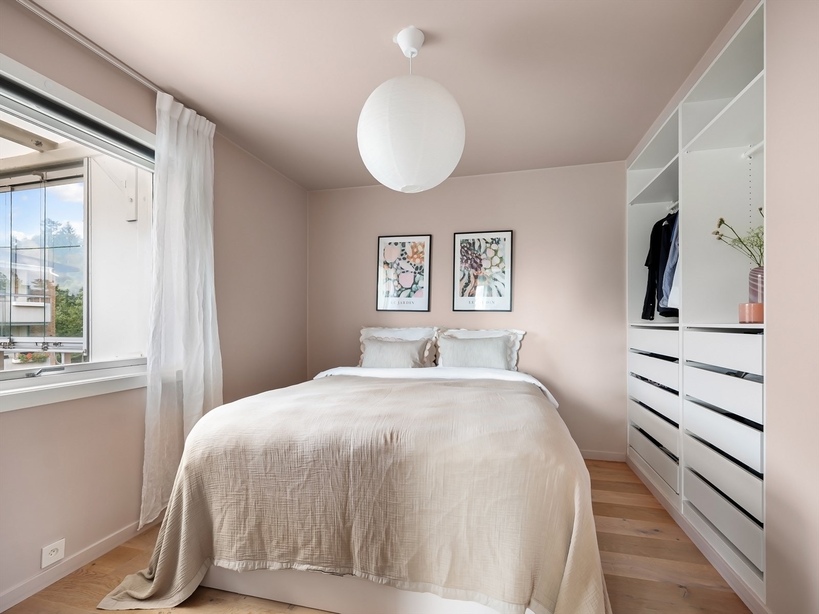 Plassbesparende og innfelt garderobeskap. Galleribilde