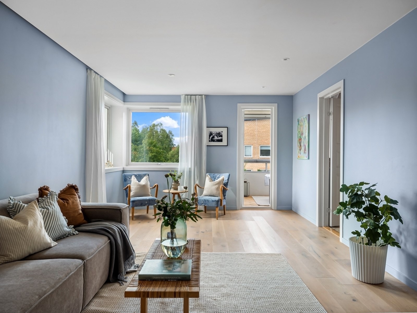 Stue er romslig med god plass til både sofagruppe og spisebord. Leiligheten har appstyrte Smartlys i tak. Galleribilde