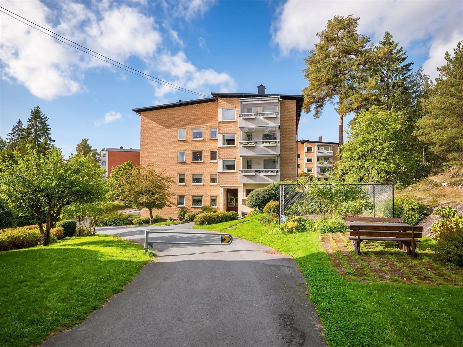 Rolig og skjermet området, men samtidig kort vei til handlesentre, dagligvare og kollektivtransport. Galleribilde