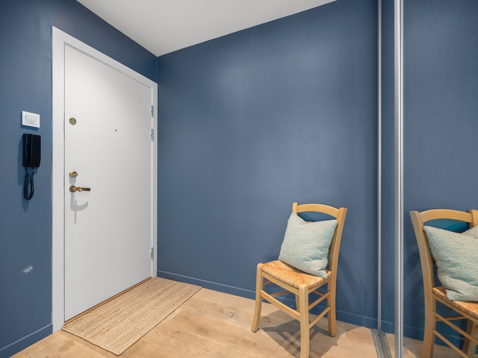 Godt med garderobeplass i skyvedørsgarderobe. Leiligheten disponerer 3 boder på tilsammen ca. 9 kvm. Galleribilde