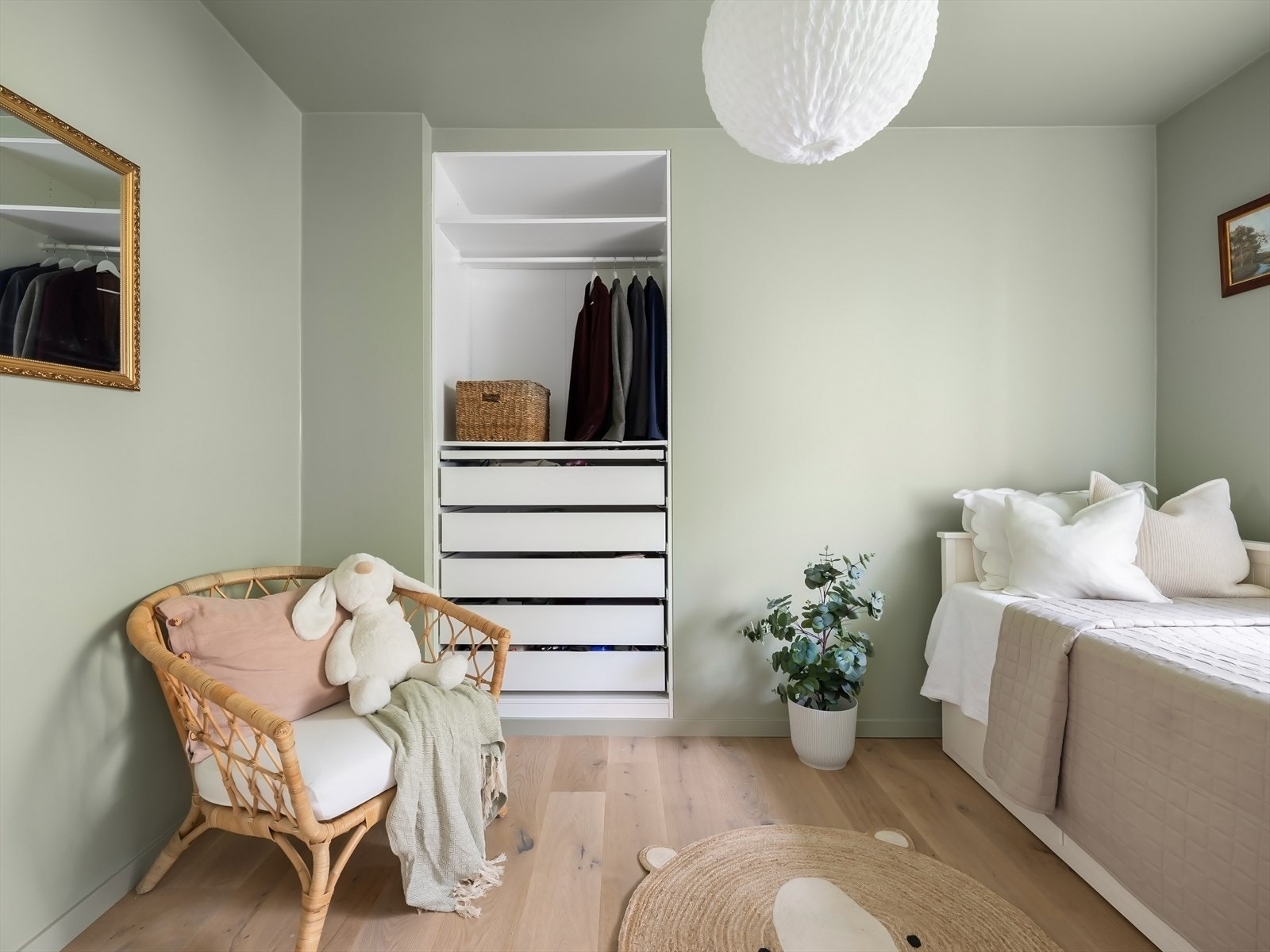 Innfelt og plassbesparende garderobeskap. Galleribilde