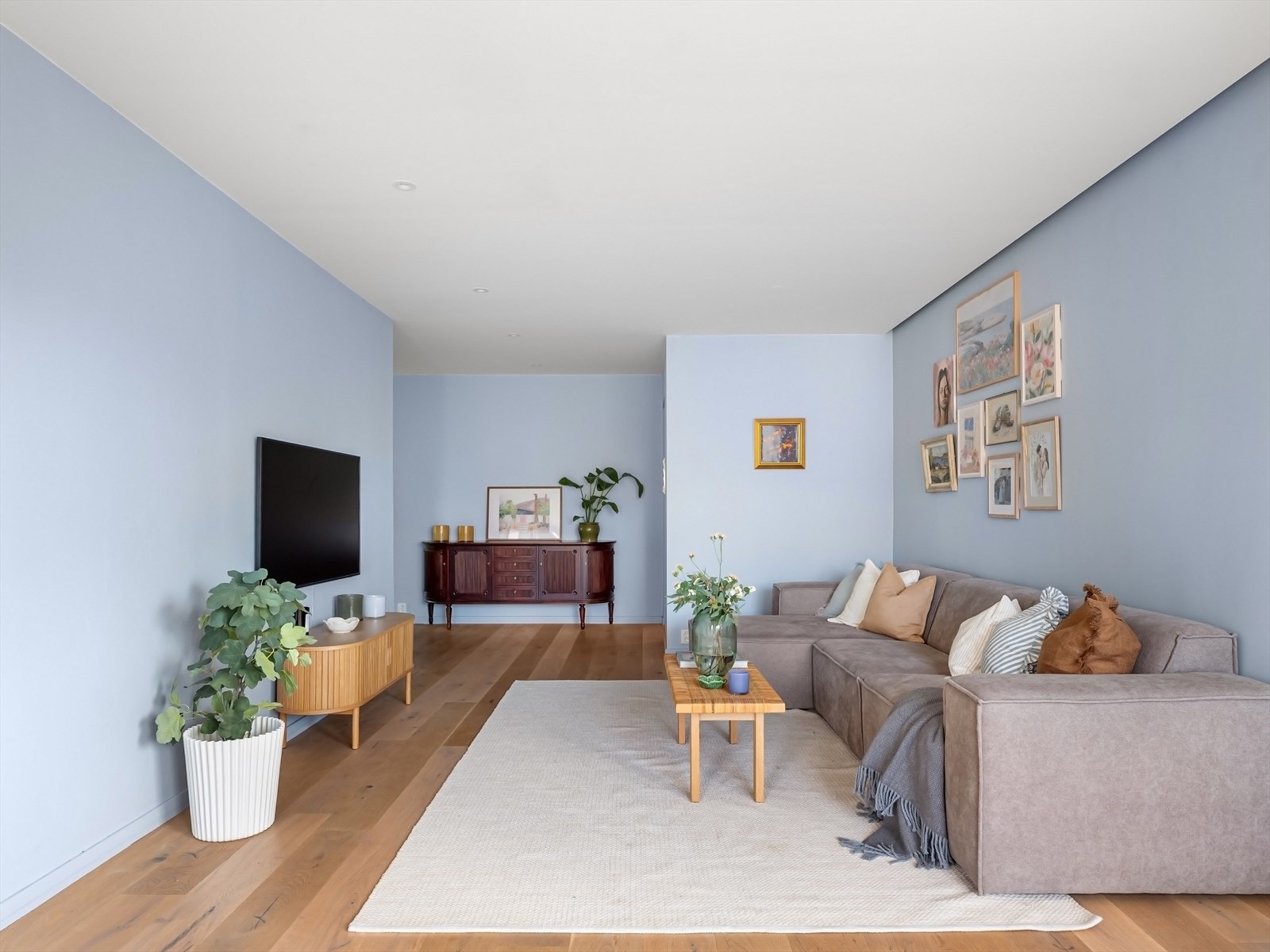 Pent og lunt gulv med enstavs eikeparkett. Varmefolie i samtlige rom foruten entré. Galleribilde