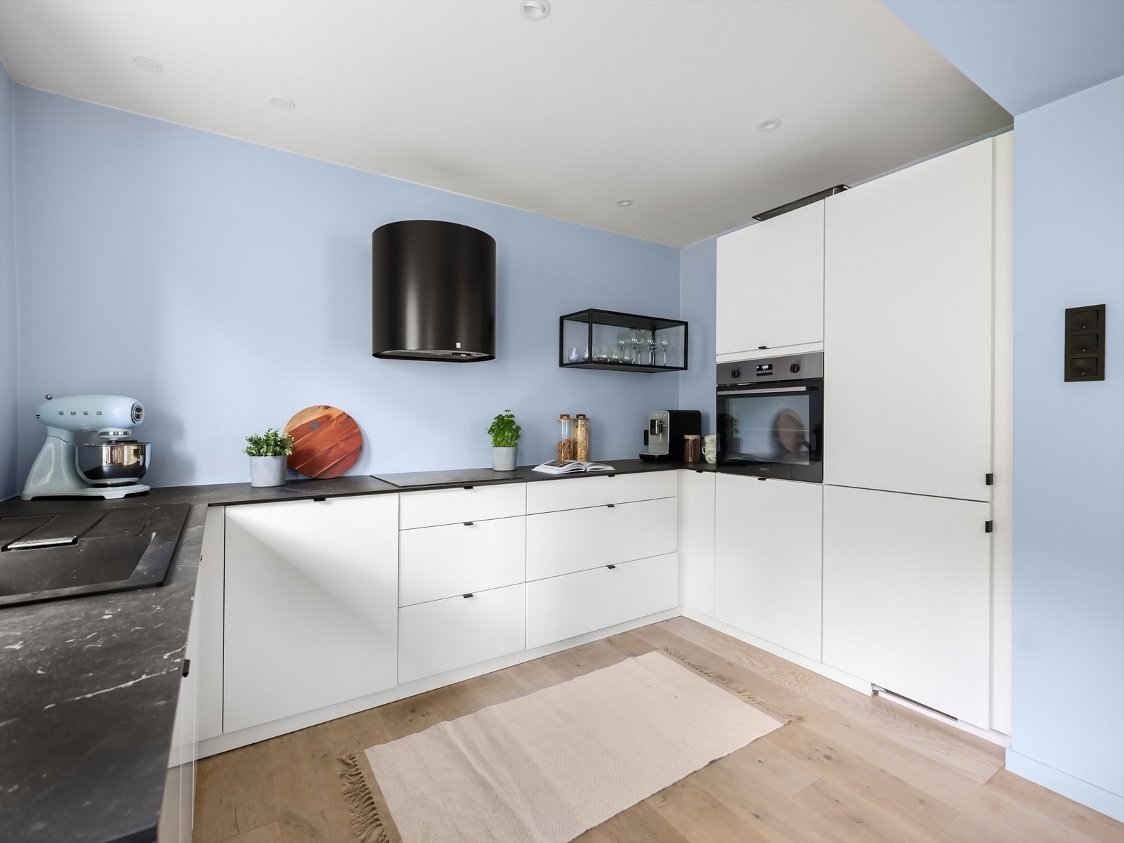 Kjøkkenet har integrert induksjonstopp, stekeovn, oppvaskmaskin og kombinert kjøl/frys. Automatisk vannstopper og komfyrvakt er montert. Galleribilde