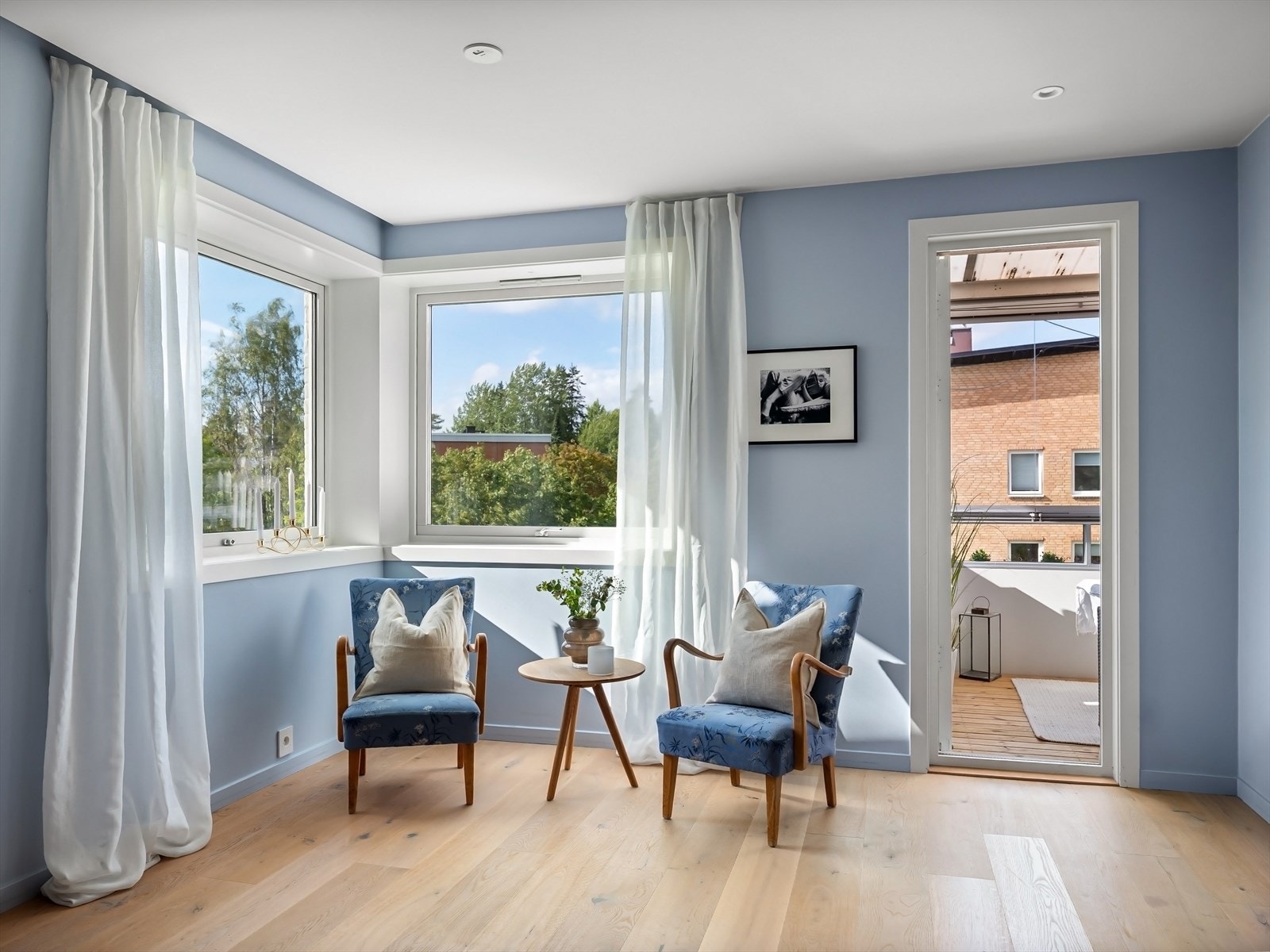 Hjørneleilighet med rikelig lysinnslipp med himmelen rett inn fra to kanter. Galleribilde