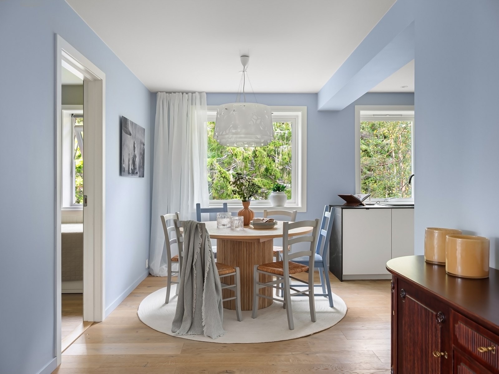 Tre gode vinduer på rad. Til venstre er ett av to soverom og til høyre kjøkken. Galleribilde