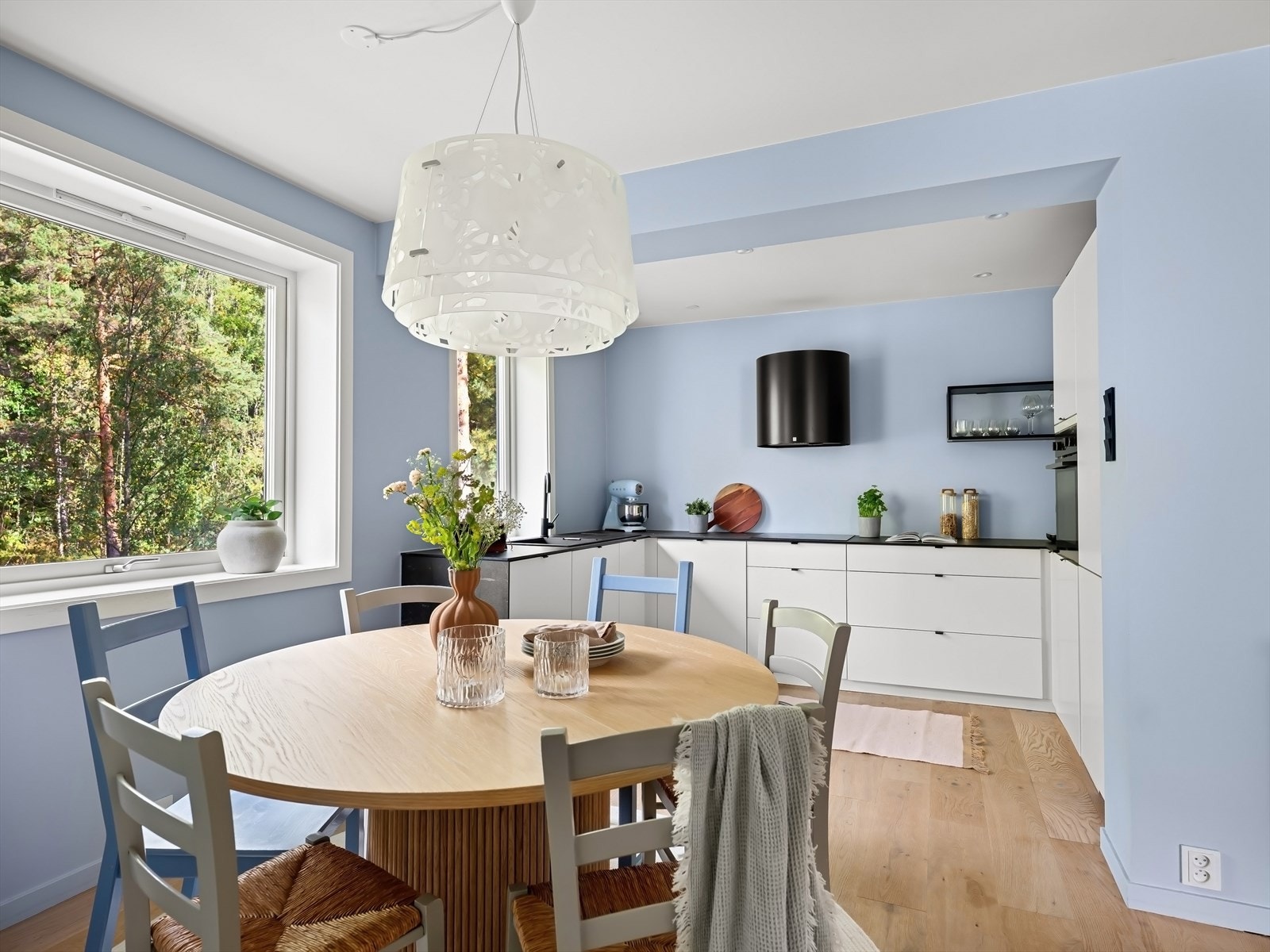 Lekkert Kvik-kjøkken fra 2021 i pen utførelse, slette overflater og laminat benkeplate med nedfelt kum i kompositt. Galleribilde