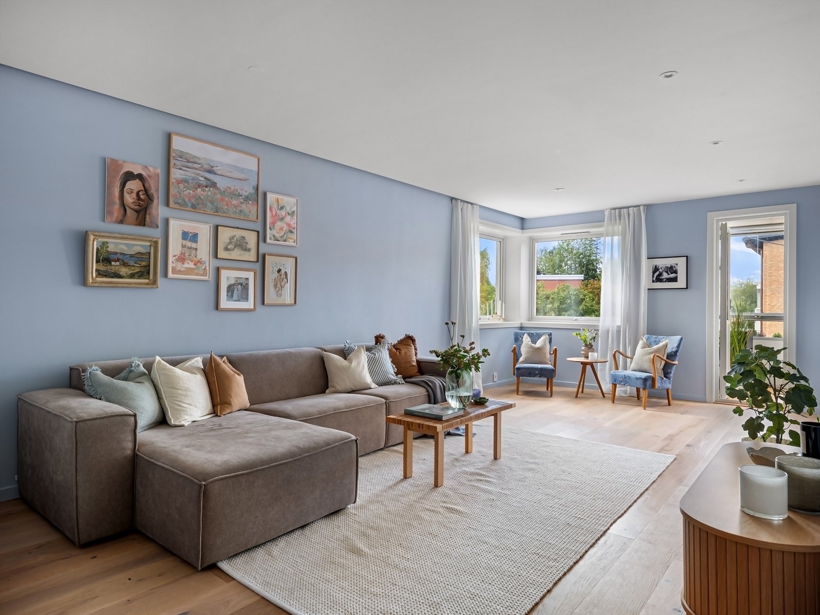 Tiltalende og meget lys 3-roms topp-/hjørneleilighet med høy standard. Galleribilde