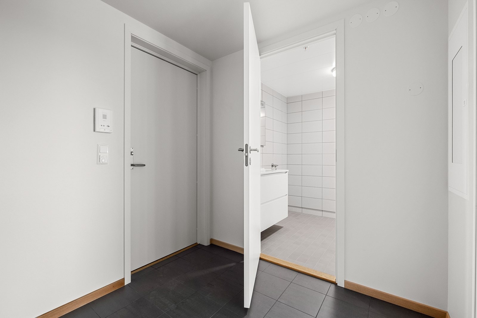 Praktisk og flislagt entré på 5,7kvm med god plass til garderobeskap Galleribilde