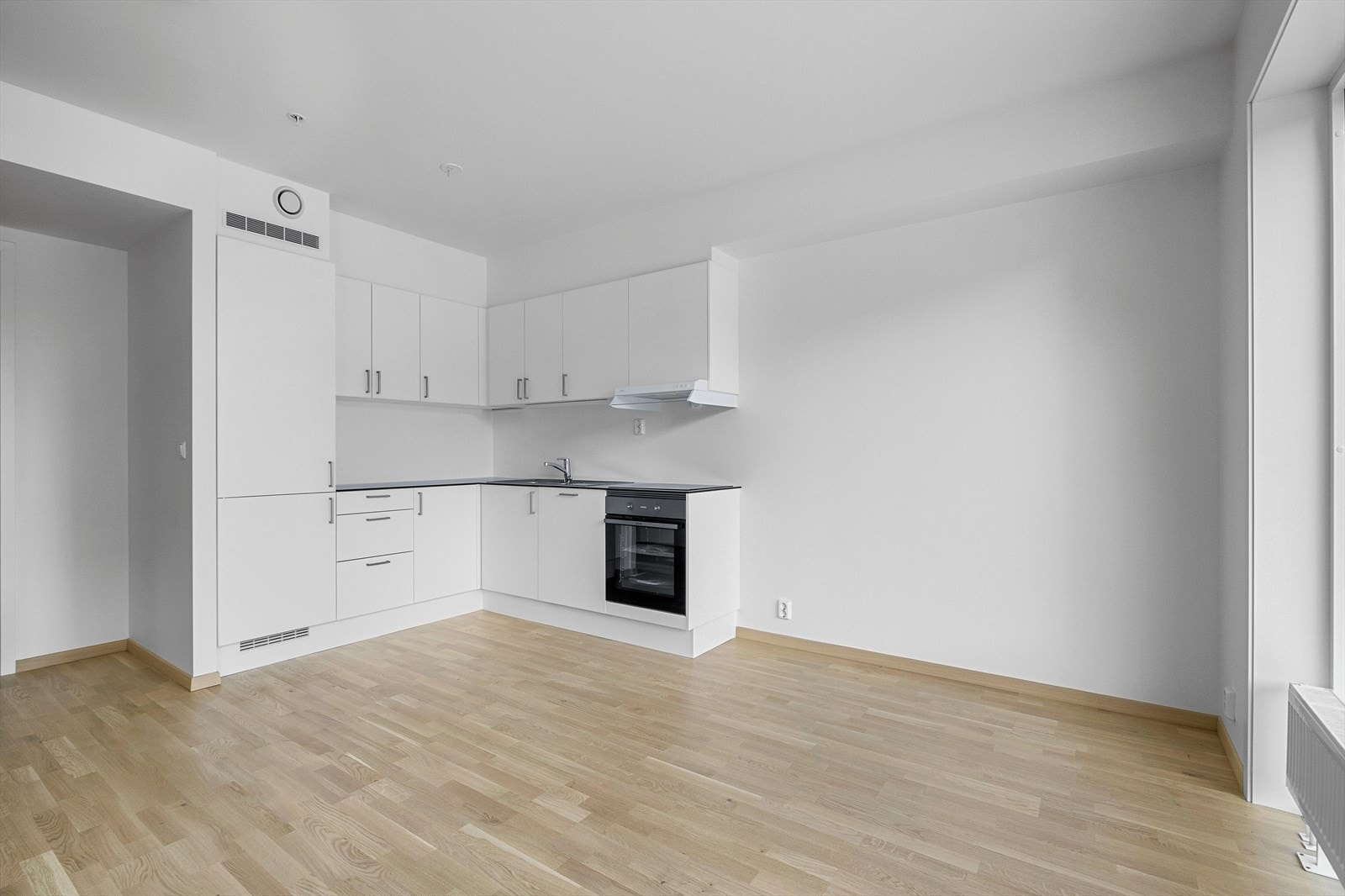 Pent kjøkken med integrerte hvitevarer. Galleribilde