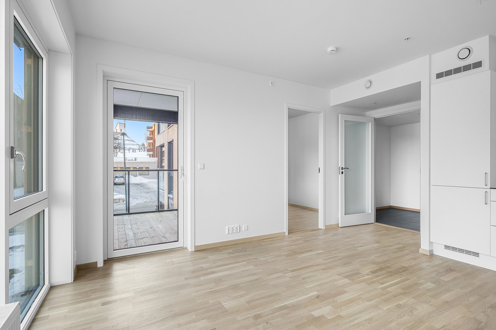 Stue/kjøkken er på hele 21kvm som gir plass til både sofa og spisebord Galleribilde