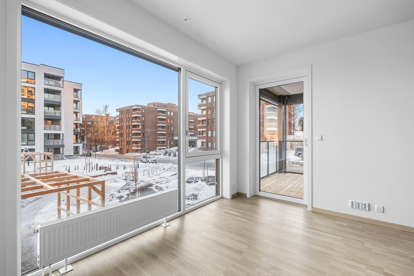 Stue/kjøkken med store vindusflater og fin utsikt - fra stuen har du utgang til en sørøstvendt balkong Galleribilde