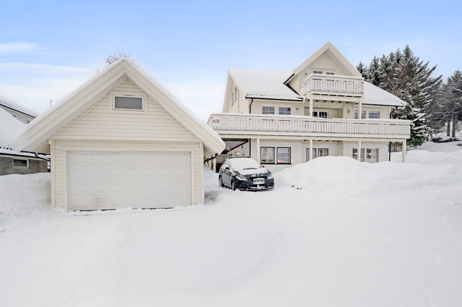 - EiendomsMegler 1 v/Sondre Jakobsen ønsker hjertelig velkommen til en flott familiebolig med utleiedel i Medkila! Foto: H5 Galleribilde