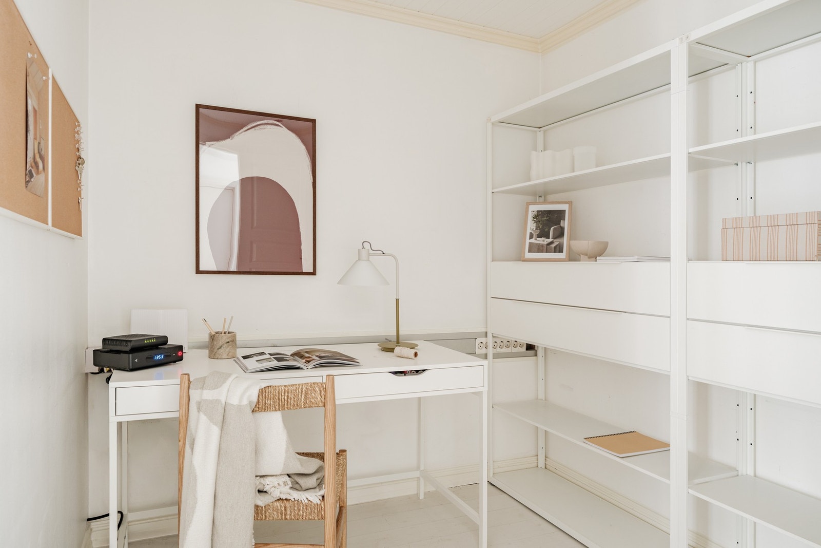 Praktisk rom idag innredet som kontor, men kan innredes etter eget ønske Galleribilde