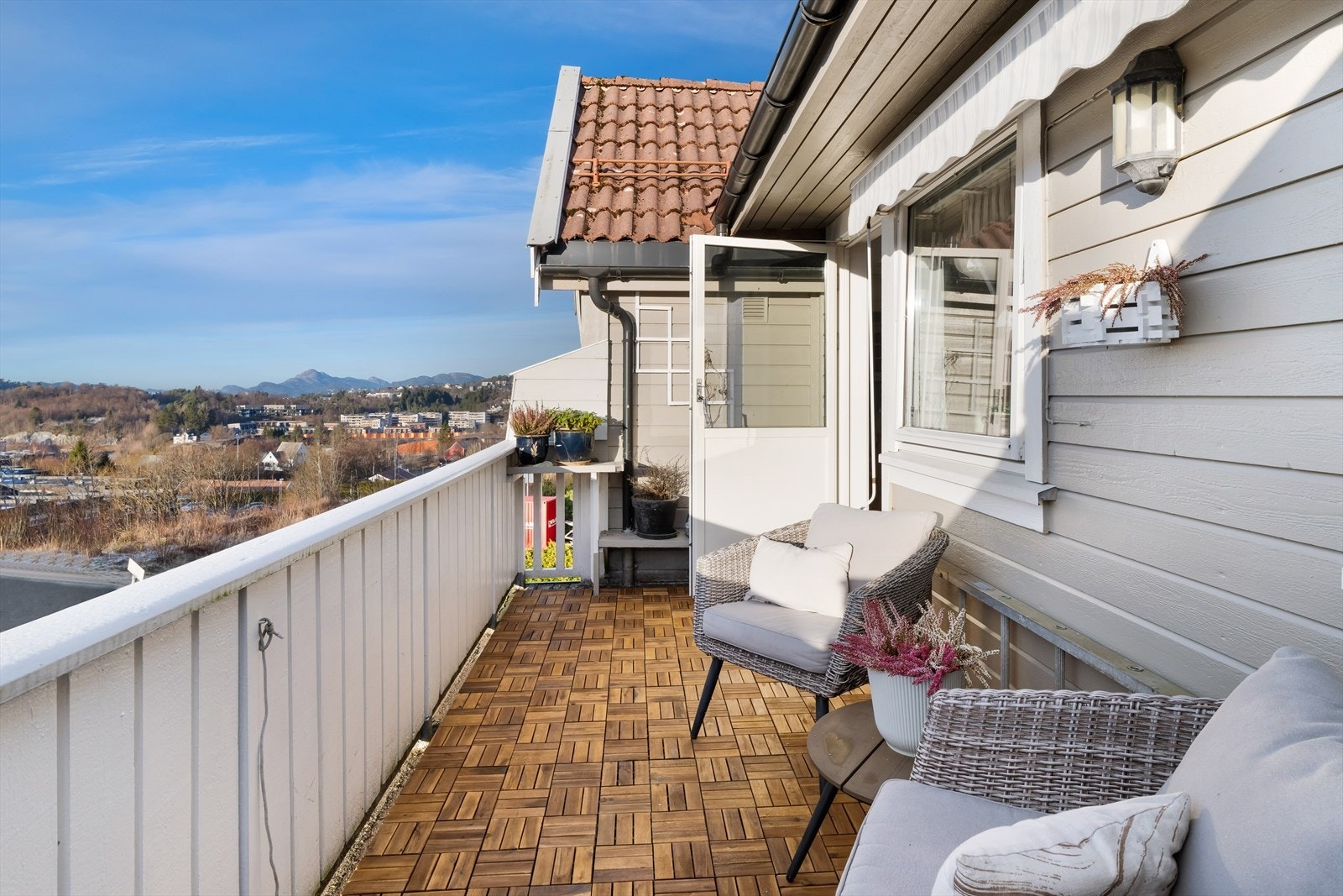 Direkte utgang til balkongen fra stuen Galleribilde