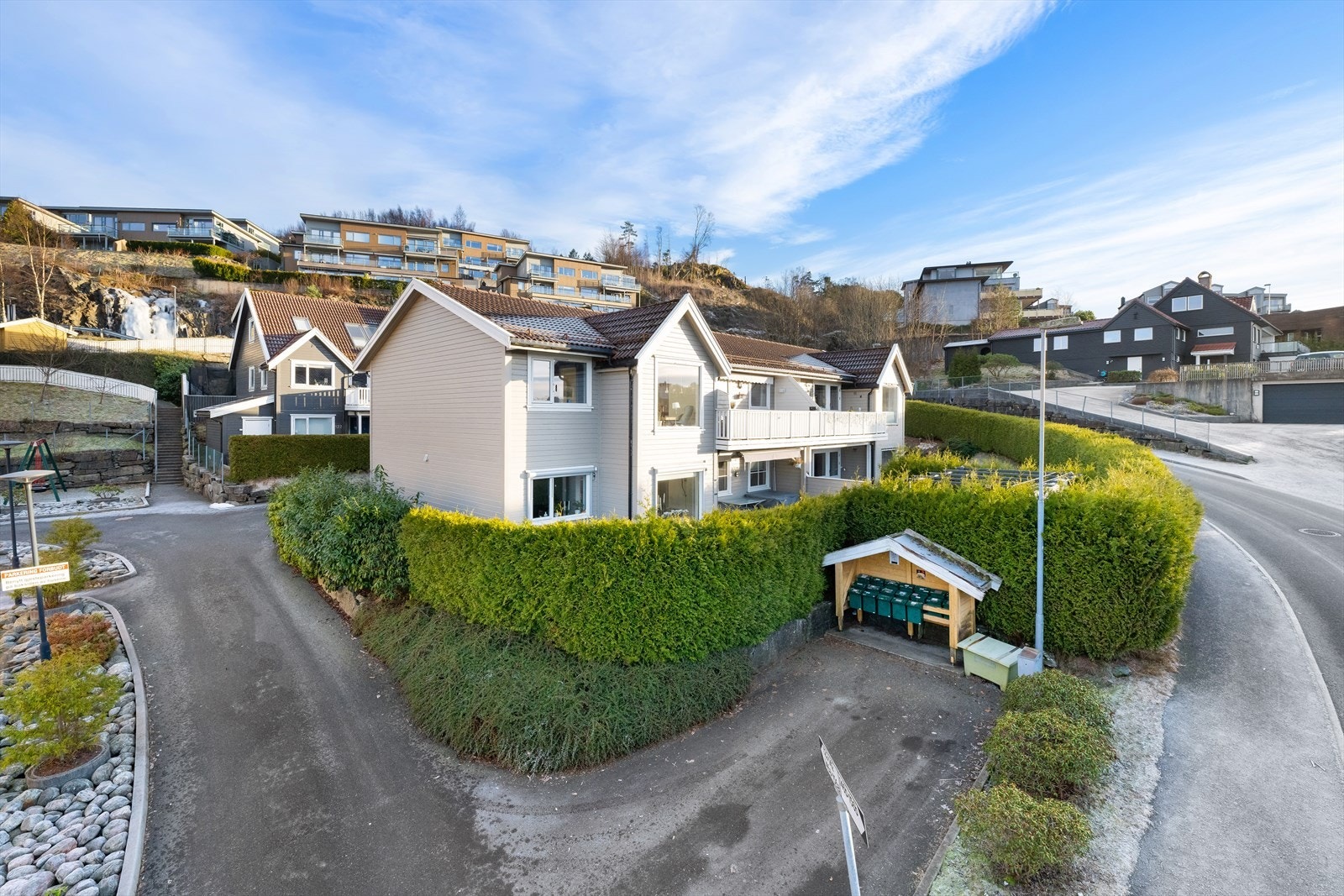 Leiligheten ligger i et attraktivt og sentralt boligområde med rolig plassering uten gjennomgangstrafikk. Galleribilde