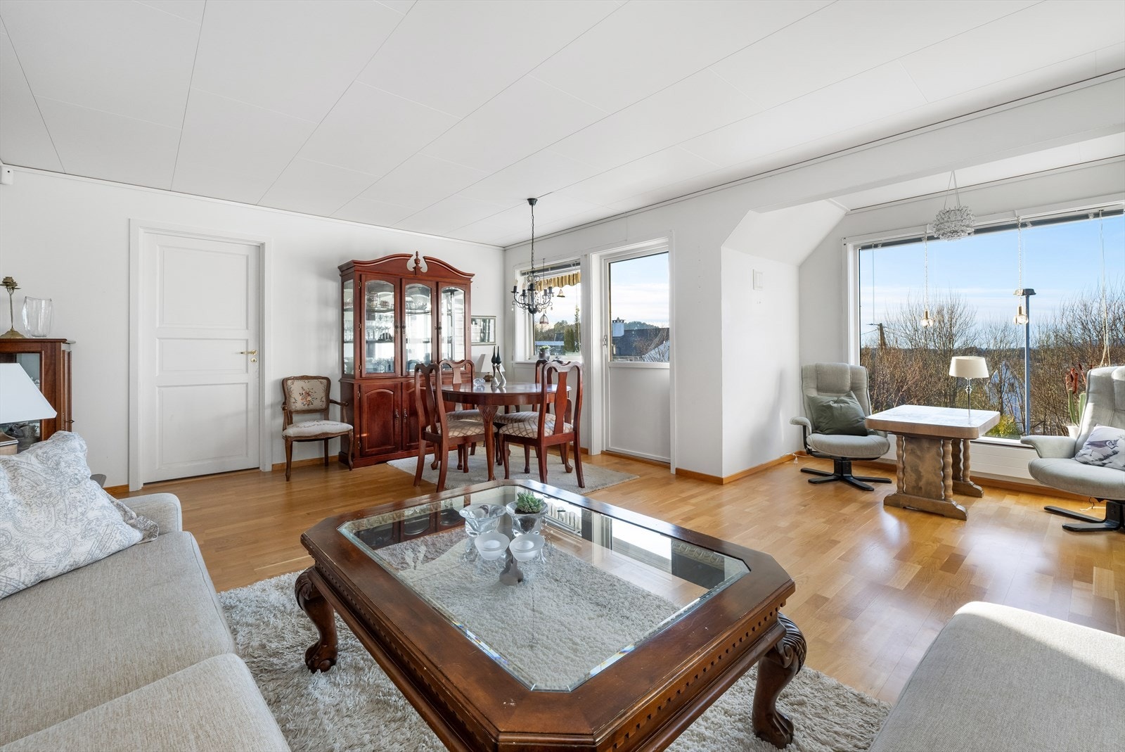 Store vindusflater som gir godt med lysinnslipp Galleribilde