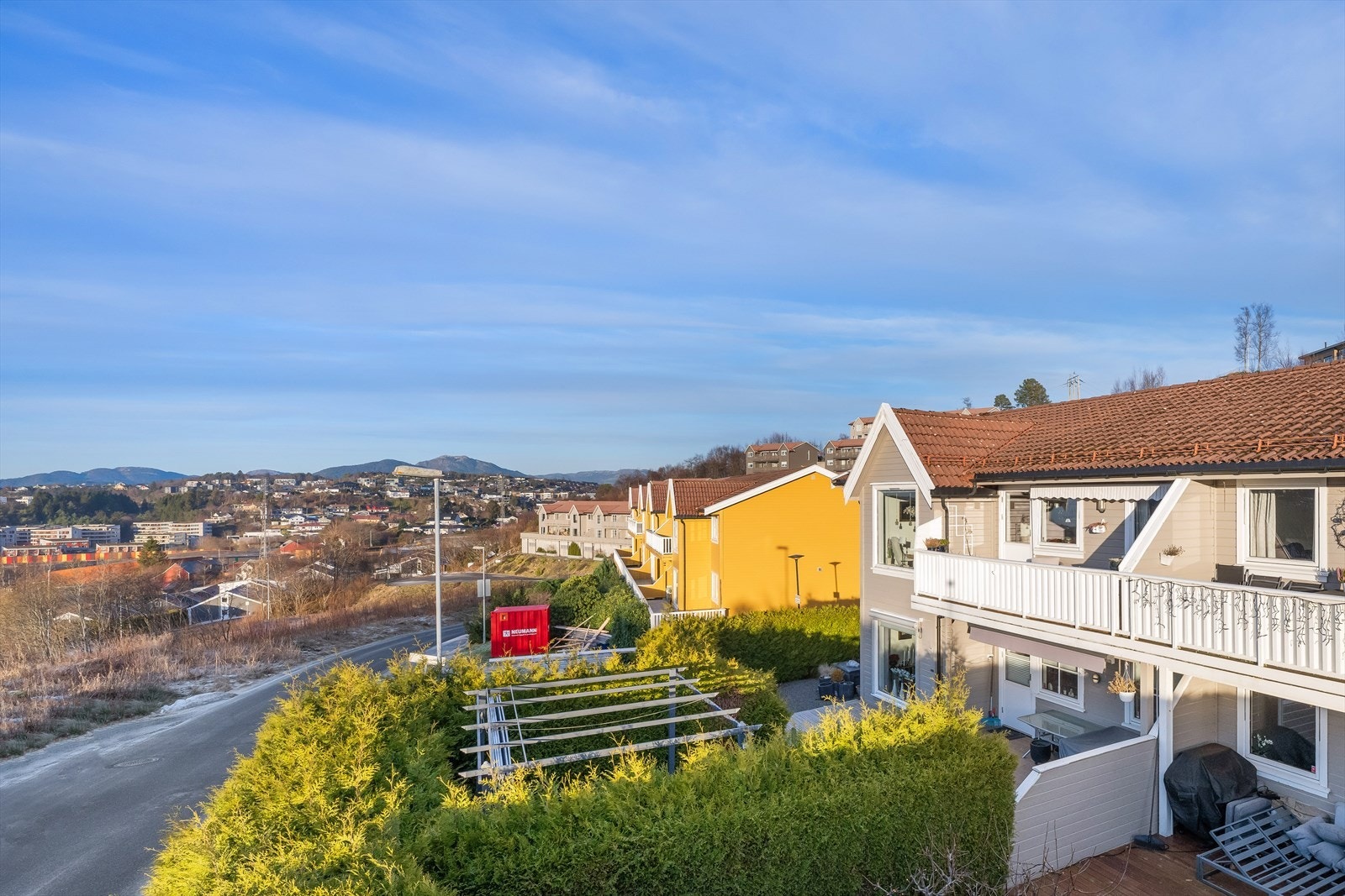 Foto: Mats Lie Velkommen til Råvarden 130B! Selveierleilighet med gode solforhold. Egen garasjeplass m/elbil lader. Kort avstand til Lagunen, skoler og barnehager. Galleribilde