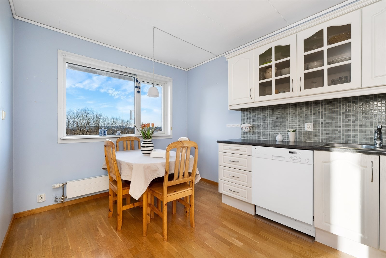 God plass til spisebord på kjøkkenet Galleribilde