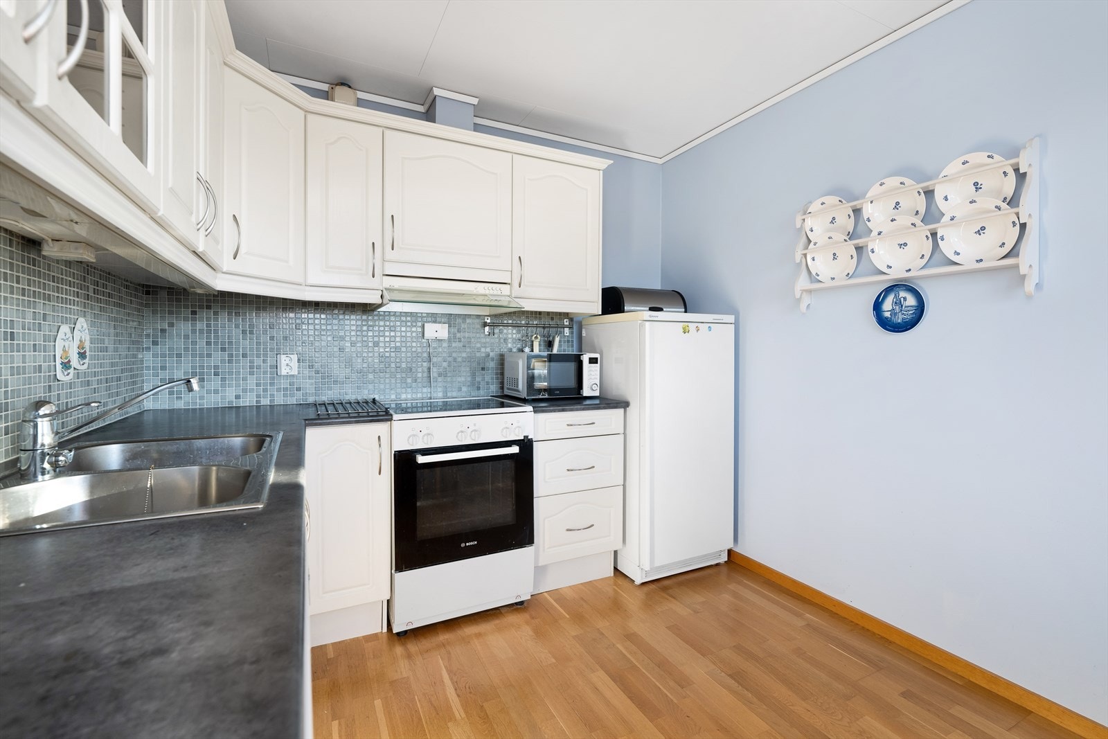 Kjøkken med god skap og benkeplass Galleribilde