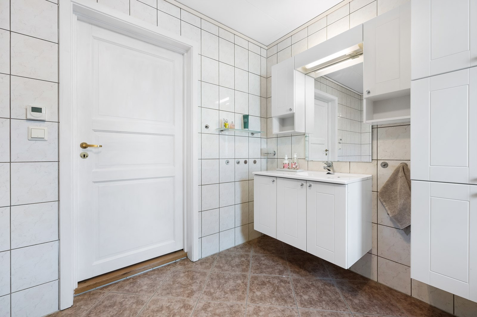 Helfliset bad med varmekabler i gulv Galleribilde