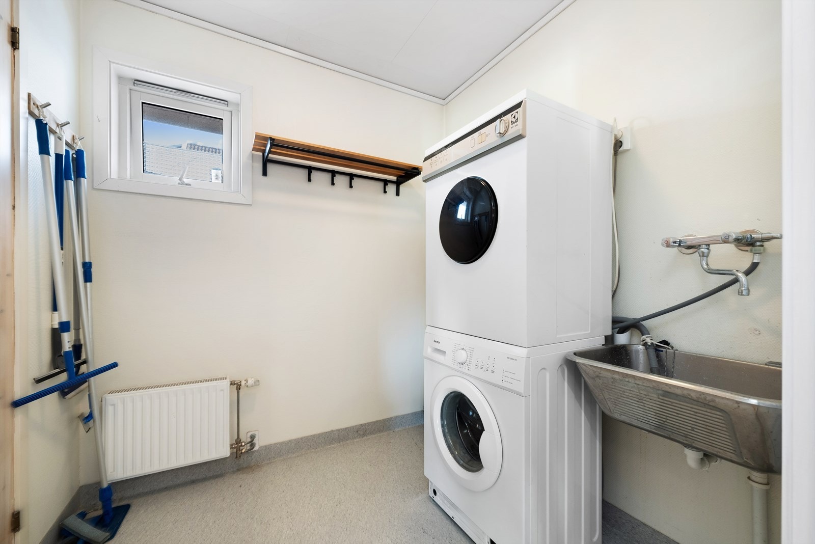 Praktisk vaskerom med opplegg for vaskemaskin og tørketrommel Galleribilde