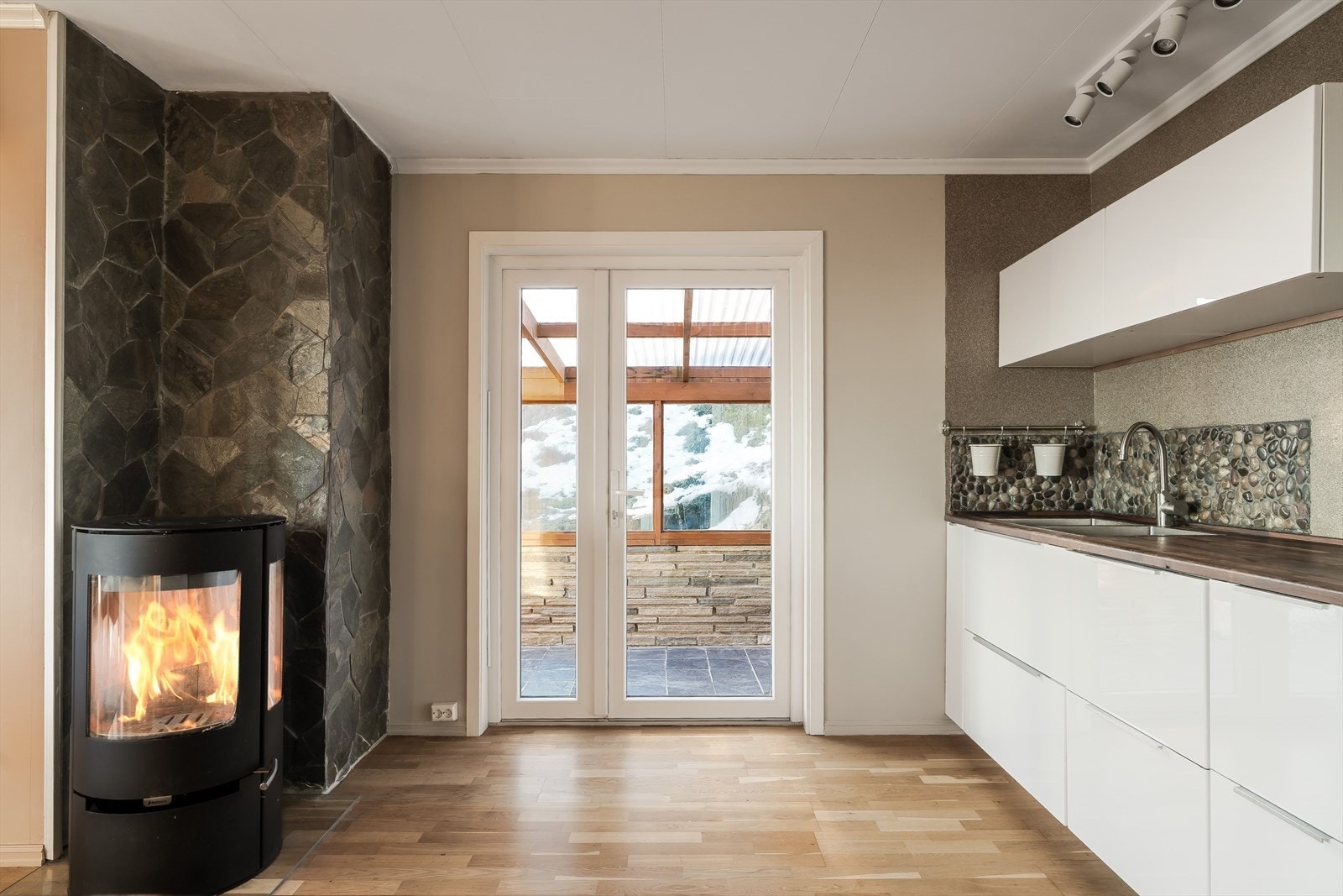 Fra kjøkkenet har du utgang til terrassen. Galleribilde