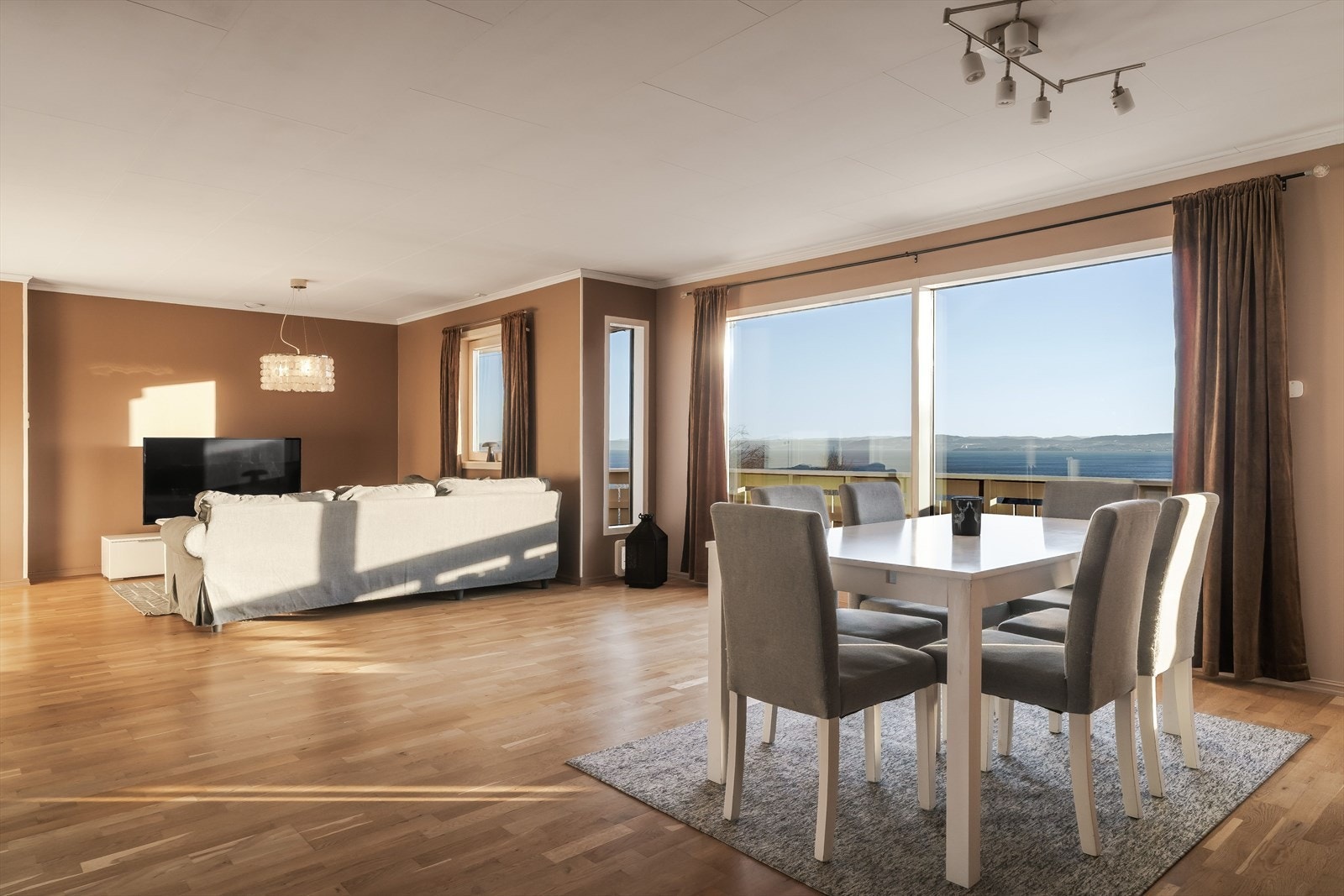 Boligen har PVC vinduer med 2-lags glass og er fra 2017. Galleribilde