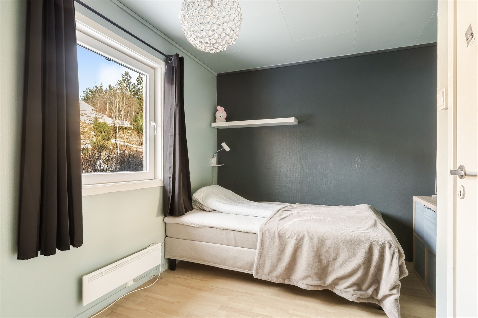 Boligen har fire godkjente soverom, tre av soverommene er i hoveddelen, mens det siste er i utleiedelen. Galleribilde