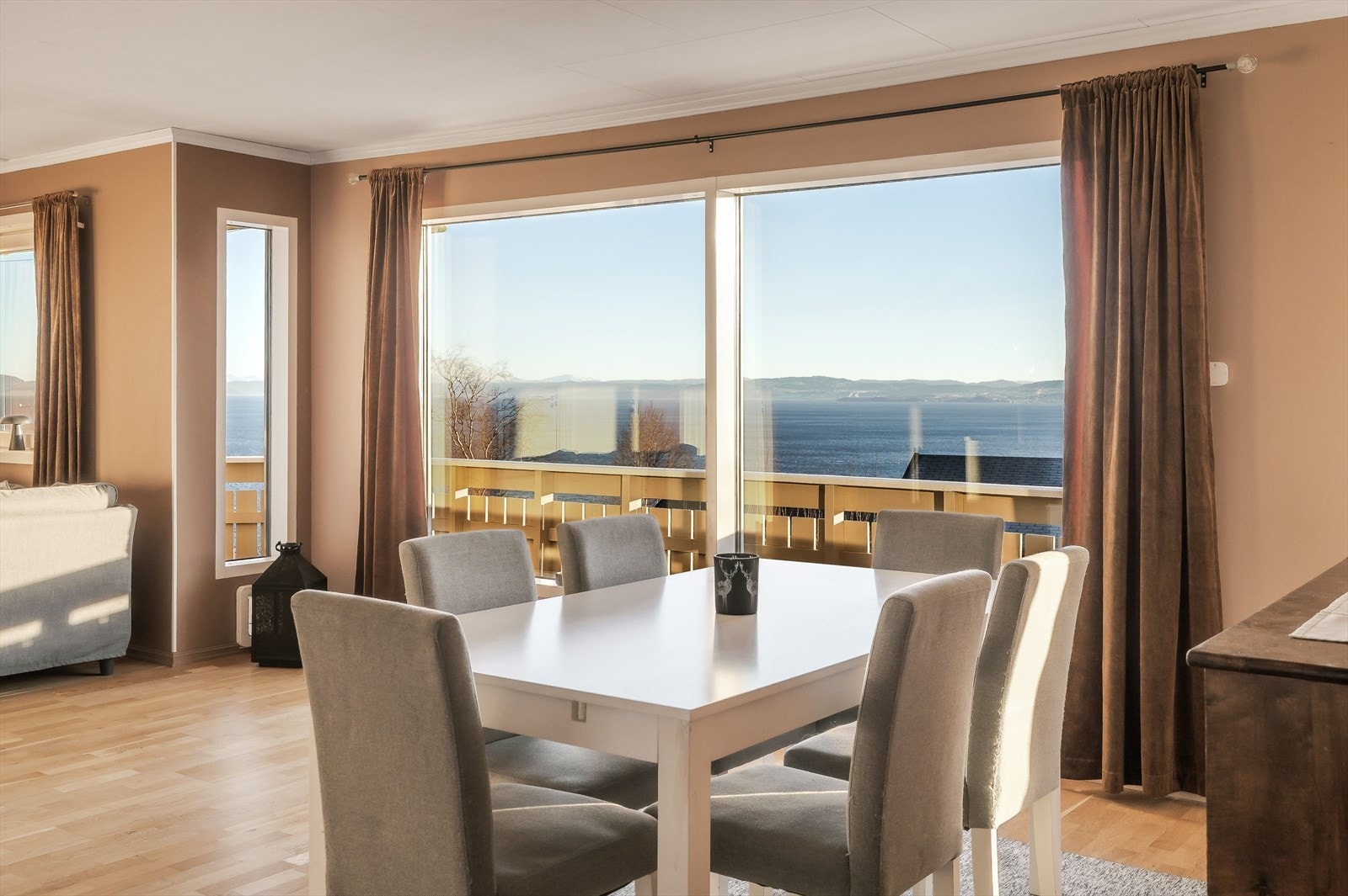 På stuen er det laminatgulv. Stue/kjøkken er malt i tidsriktige og behagelige farger. Galleribilde