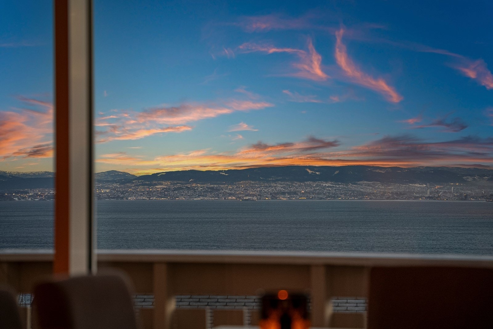 Upåklagelig utsikt fra de store vindusflatene i toppetasjen. Galleribilde