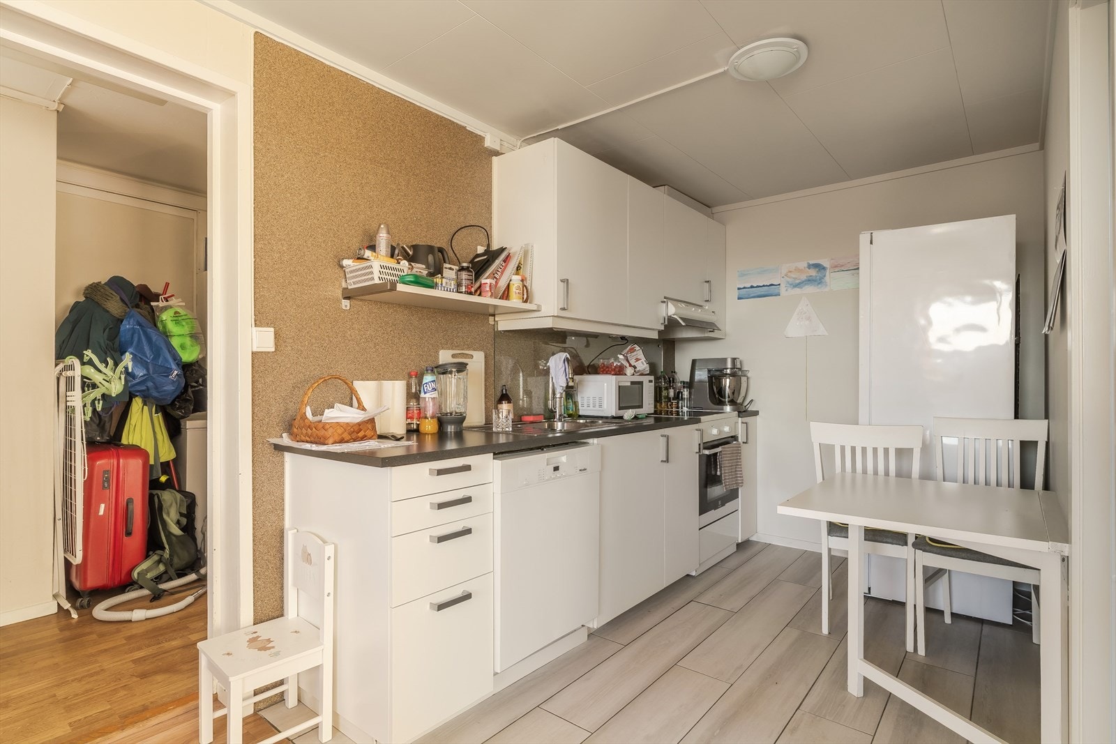 Kjøkkenet har innredning med glatte fronter. Benkeplaten er av laminat. Galleribilde