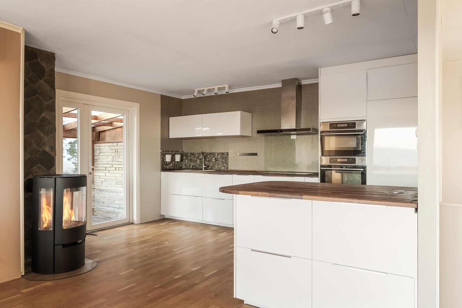 Her får du integrert kjøleskap, mikroovn, stekeovn, platetopp og oppvaskmaskin. Galleribilde