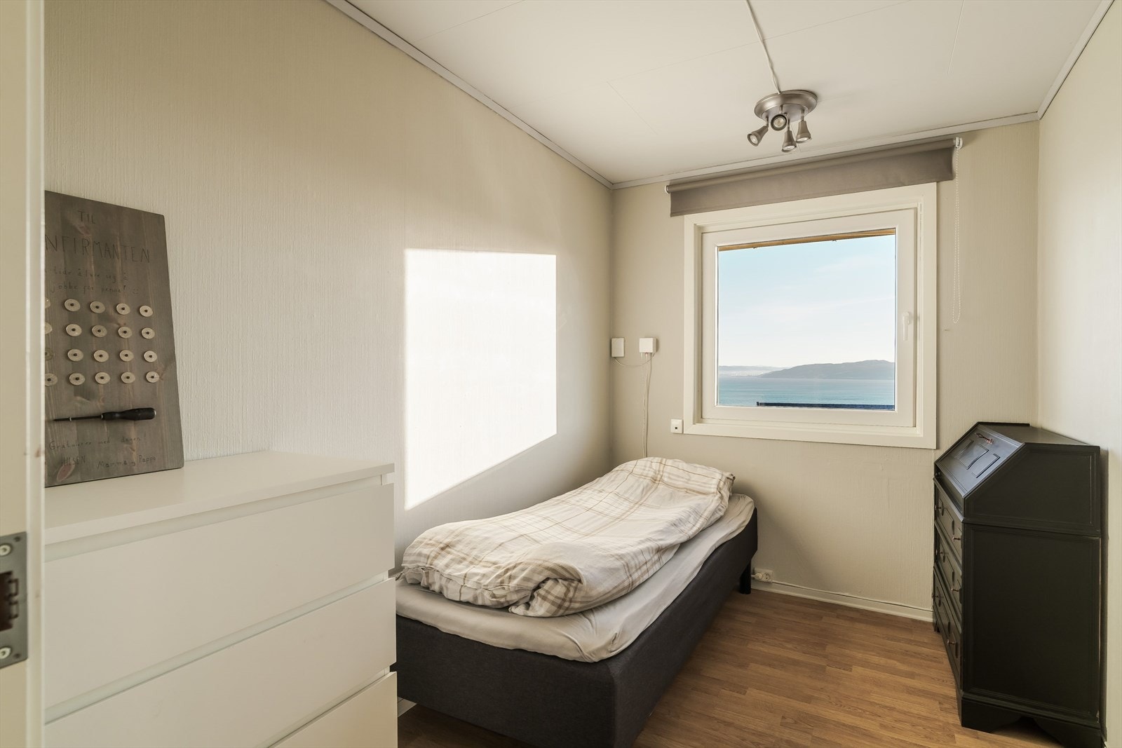 Det er tre gode soverom i 1. etasjen. Galleribilde