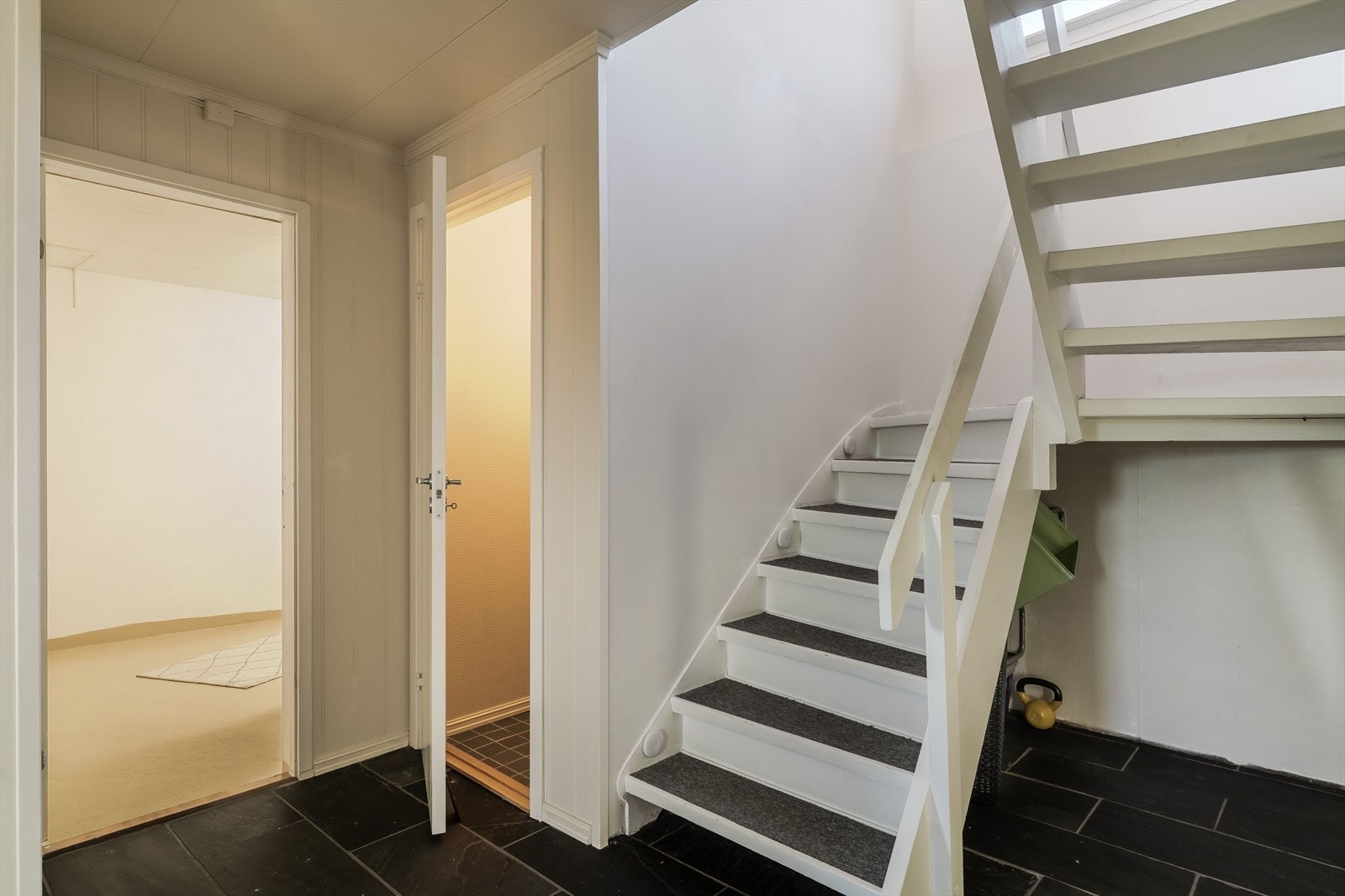 Underetasjen er på ca. 90 kvm og har en utleiedel. Galleribilde