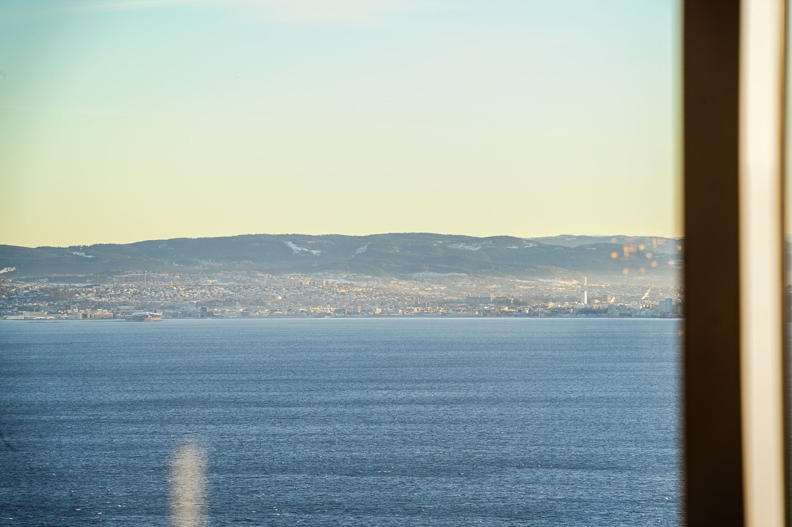 Boligen er på ca. 213 kvm og strekker seg over to plan i et rolig og etablert boligstrøk. Galleribilde