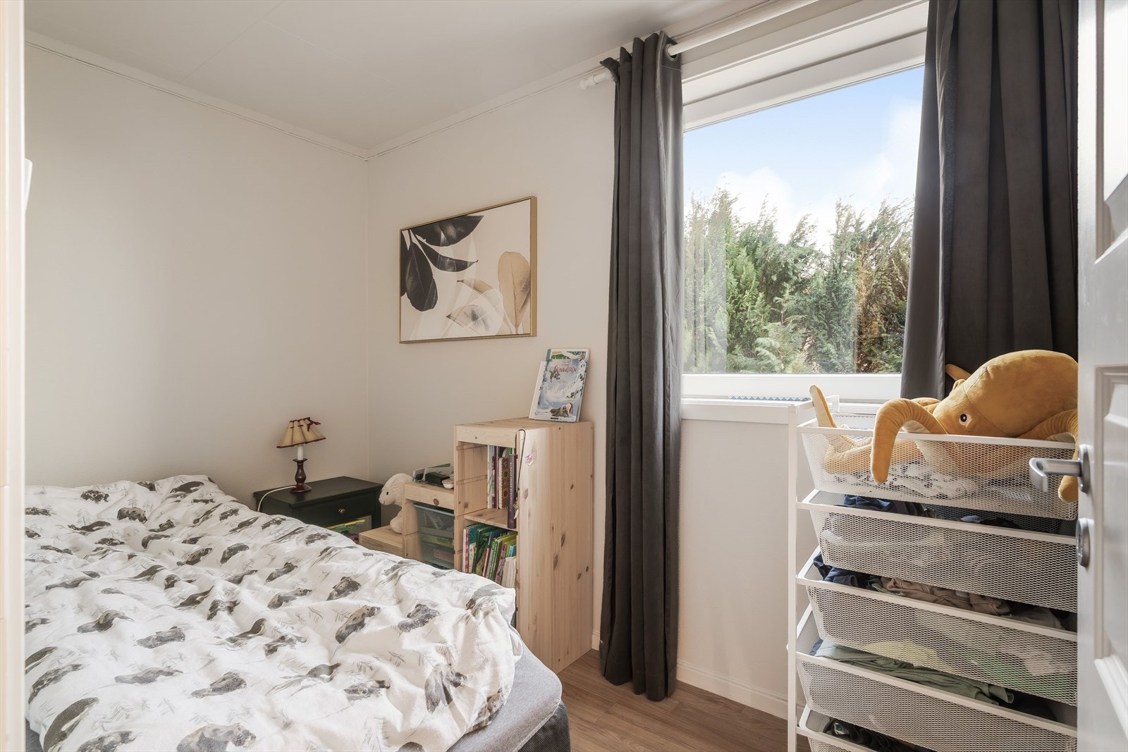 Rom innredet som soverom. Det er ikke søkt om bruksendring til soverom og varig opphold. Galleribilde