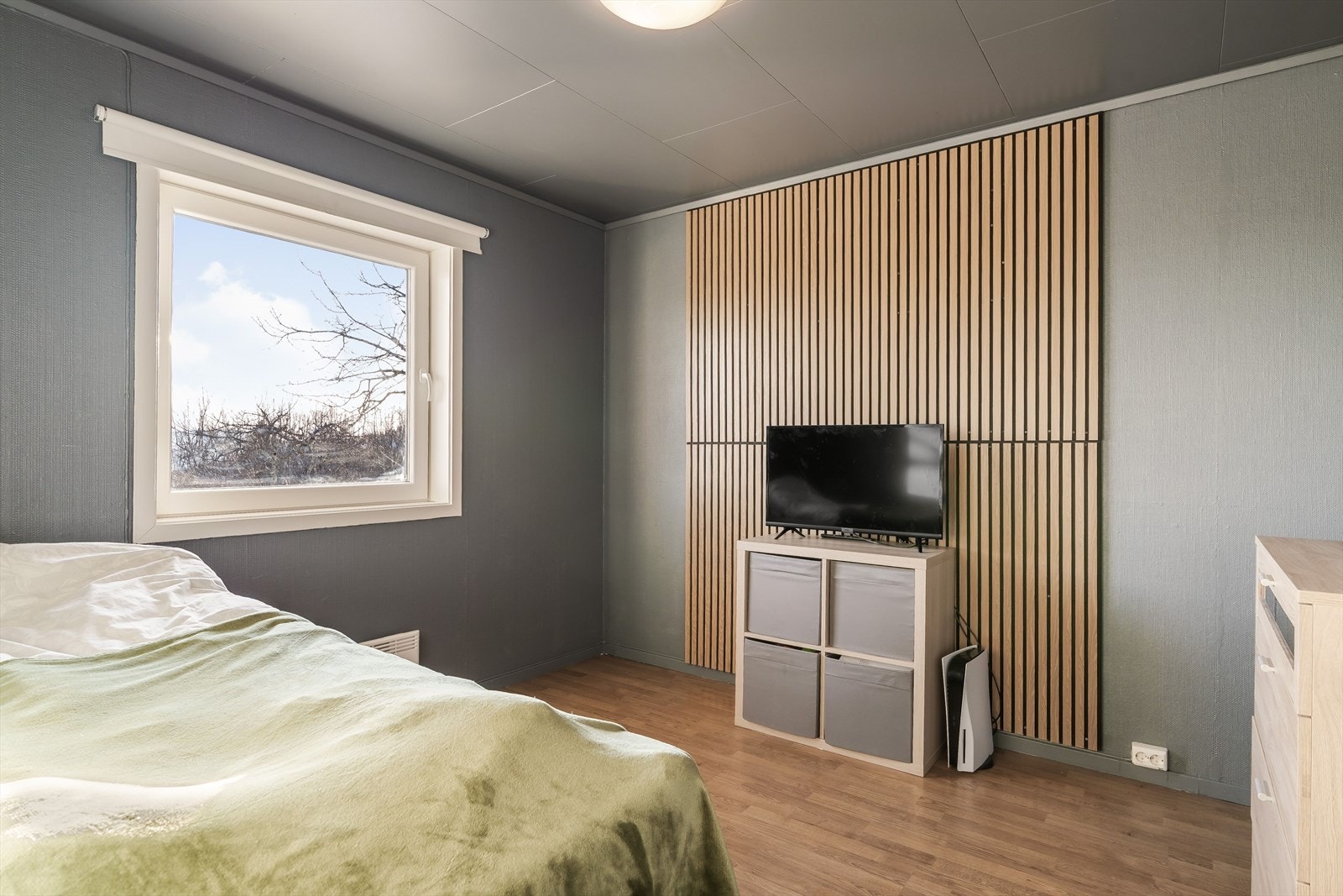 Rom innredet som soverom. Gjør oppmerksom på at dette rommet ikke er søkt bruksendert til varig opphold. Galleribilde