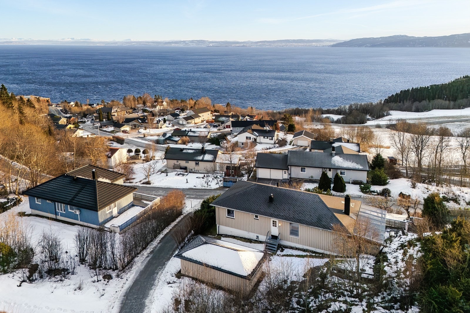 Fra eiendommen vil man ha kort vei ned til Vanvikan flerbrukshall, som bl.a. har fotballbane, løpebane, treningsstudio og klatrevegg. Galleribilde