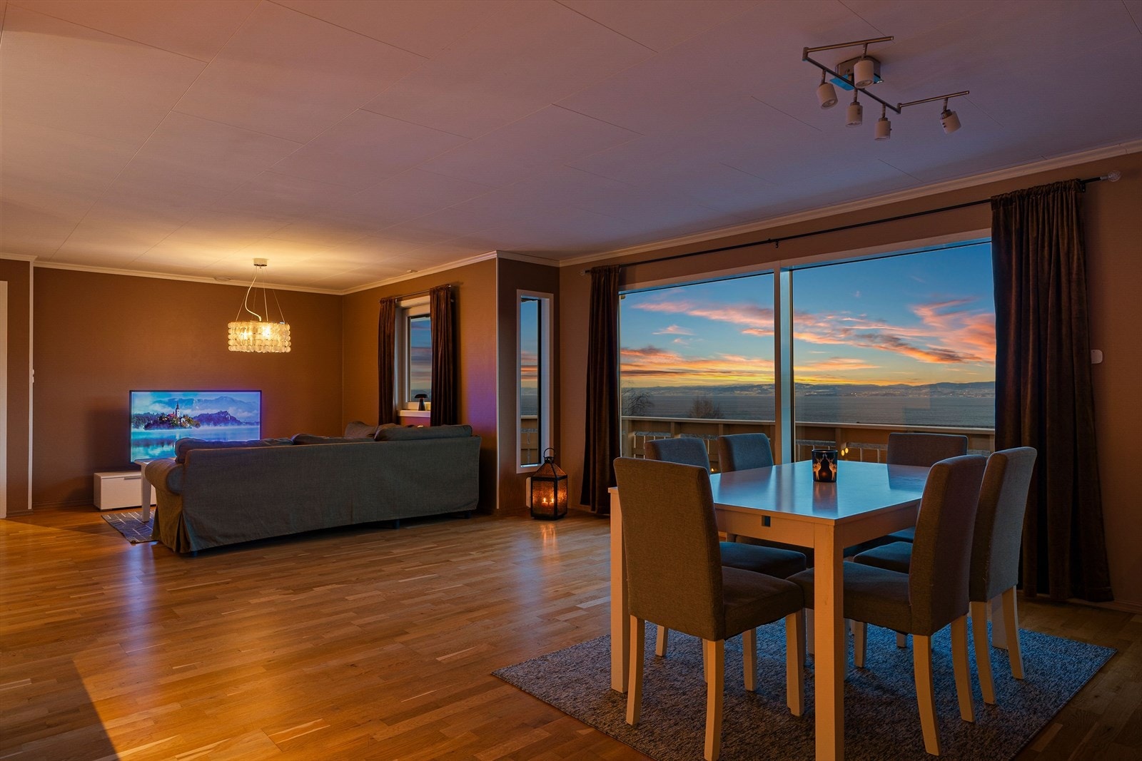 Oppvarmingen via elektrisitet, varmepumpe og vedovn. Galleribilde