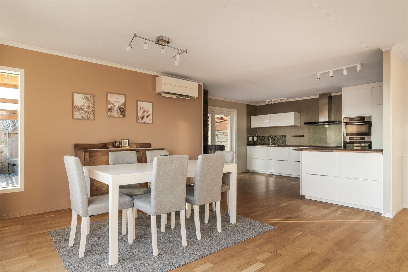 Kjøkkenet er på ca. 14 kvm og er fra 2017. Takstmann har gitt tilstandsgrad 1. Galleribilde