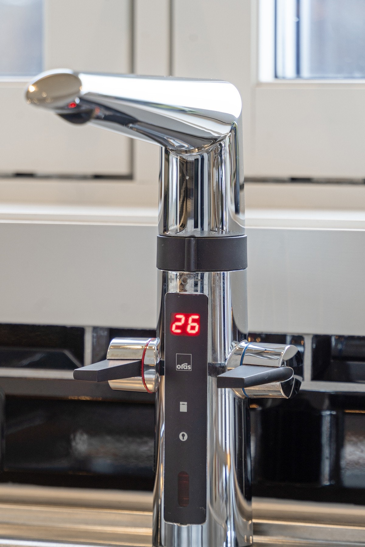 Moderne kjøkkenkran fra Oras med innstilling av grader på vannet Galleribilde