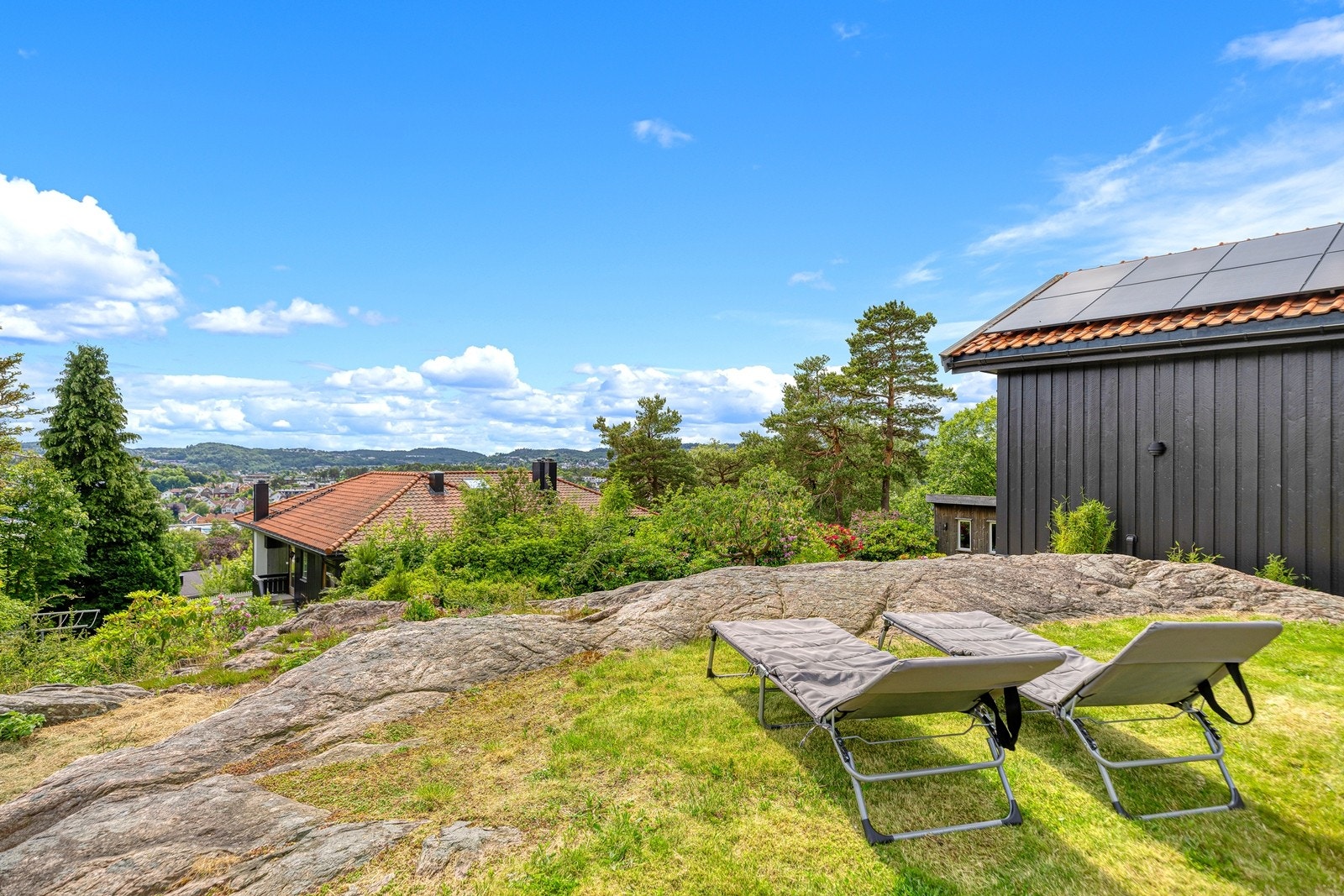 Eiendommen har ulike terrengforskjeller og her kan du få sol fra morgen til kveld. Galleribilde
