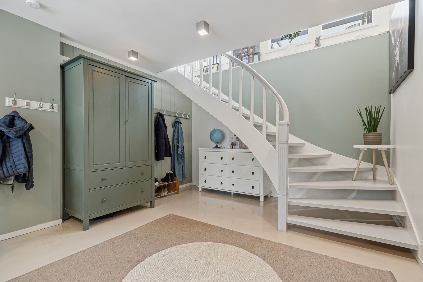 Underetasjen er av god størrelse med plass til oppbevaring av yttertøy og sko. Bak skapet er det dør inn til praktikantdelen fra hoveddel. Galleribilde