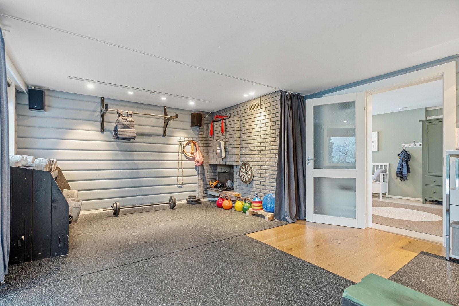 Dette er i dag benyttet som trimrom, men det er lagt opp til lerret i tak slik at prosjekter kan installeres. Galleribilde