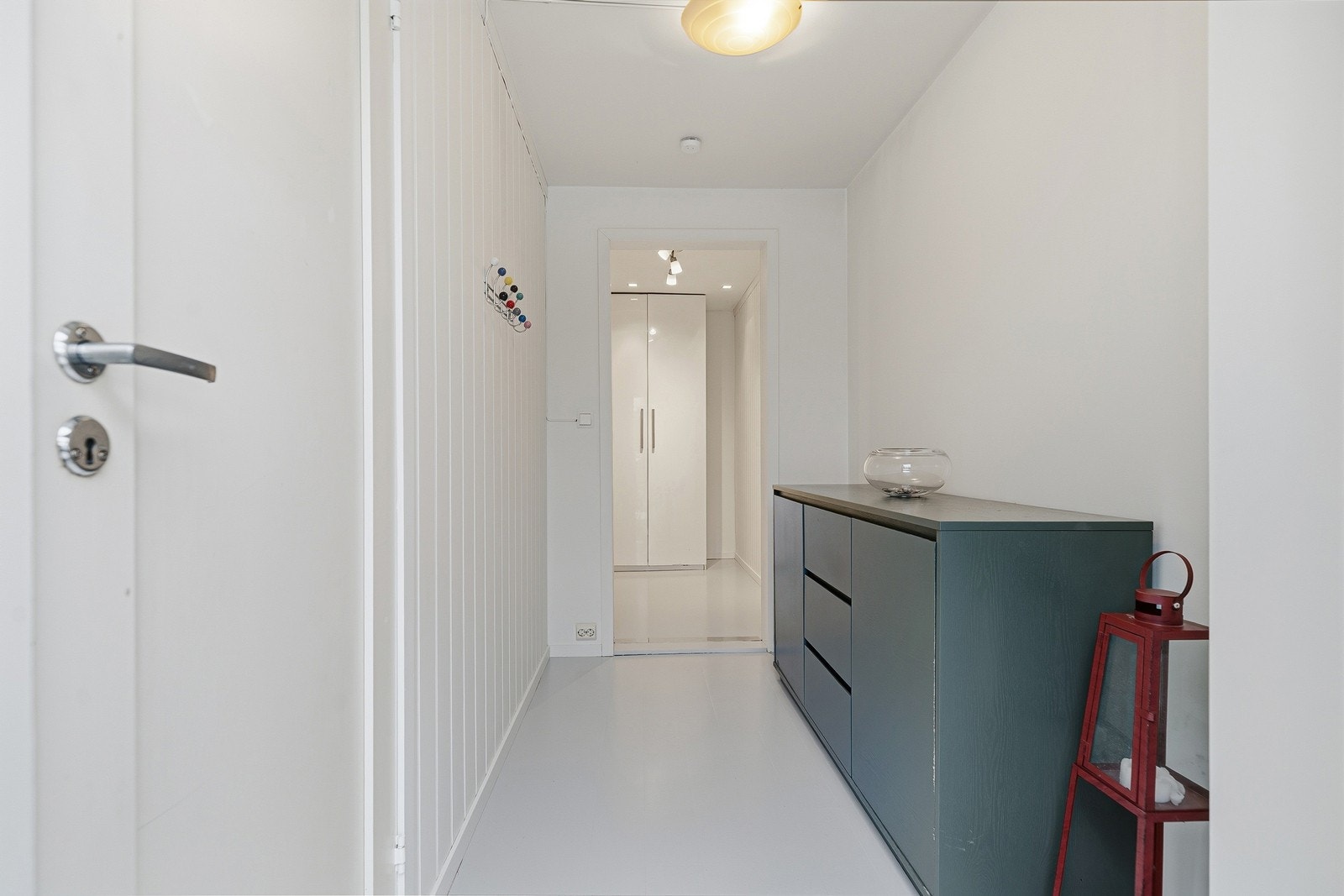 Gang/entré med plass til oppbevaring. Galleribilde