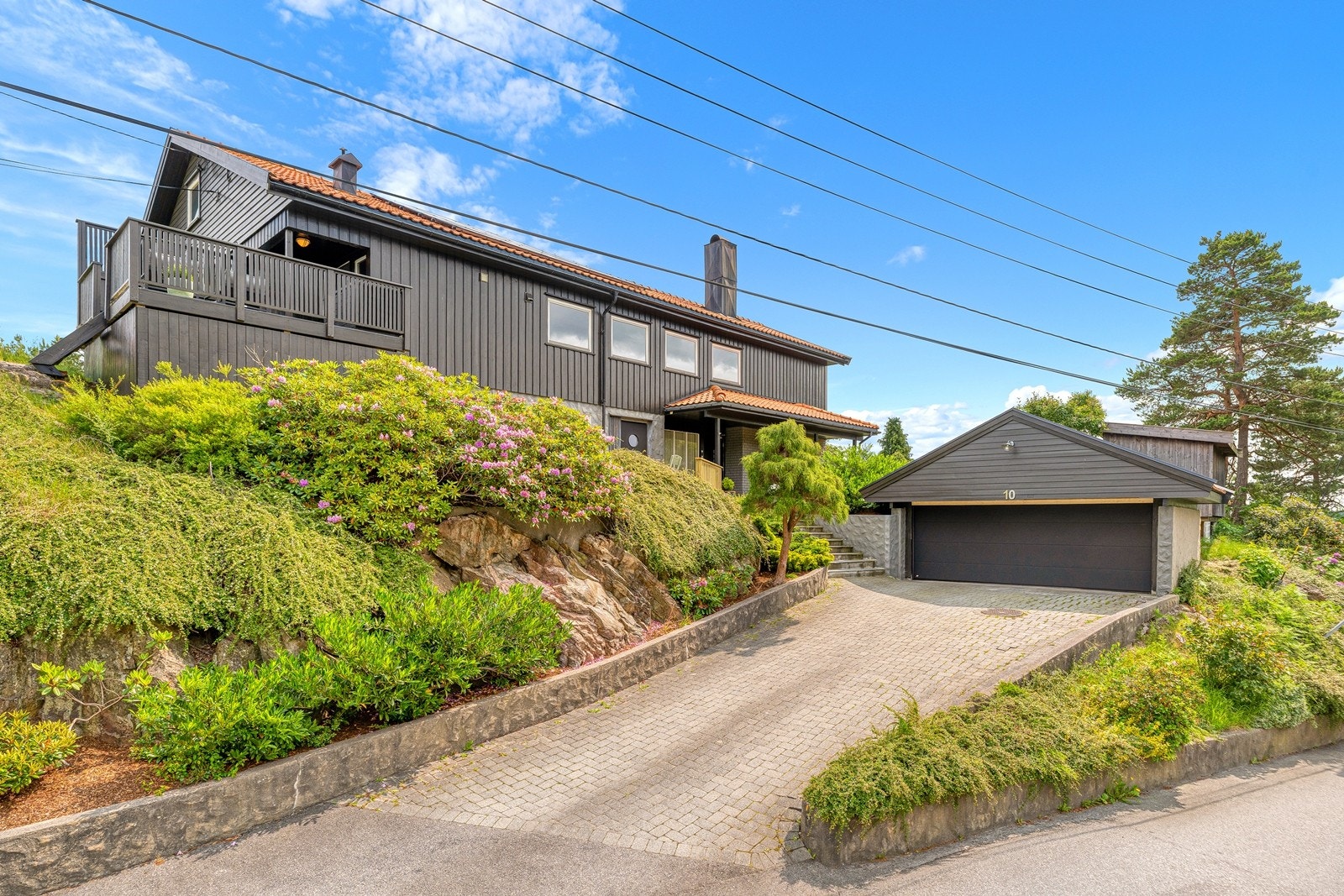 Boligen har dobbel garasje med el-bil lader. Galleribilde