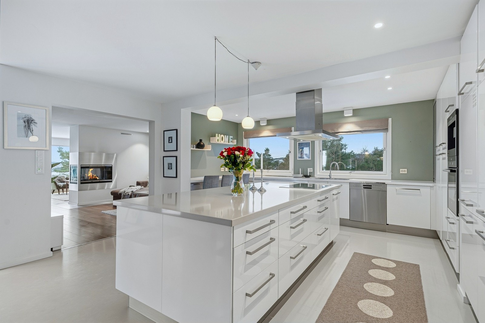 Det er også lagt opp til en frokostbenk i enden av kjøkkenet. Galleribilde