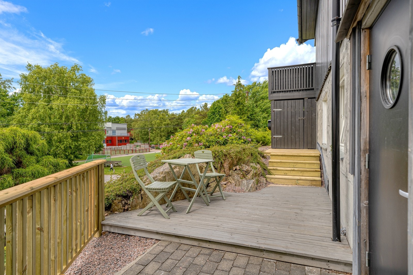 Hybelen har et eget inngangsparti med en hyggelig uteplass på fremsiden. Galleribilde