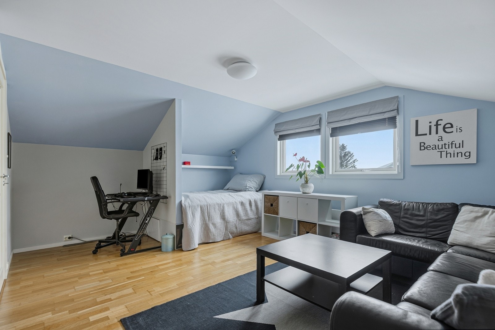 Videre går vi til boligen største soverom med god plass til både seng, sofagruppe og skrivepult. Galleribilde