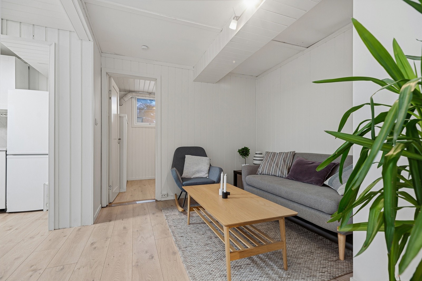 Stue med plass til sofagruppe og tilhørende møblement. Galleribilde